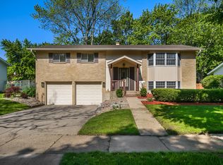 220 N Dean Dr, Palatine, IL 60074