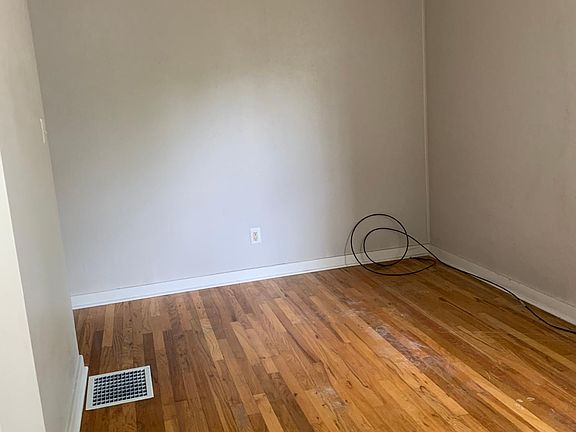 2nd image of 330 1/2 8th Ave E #1/2