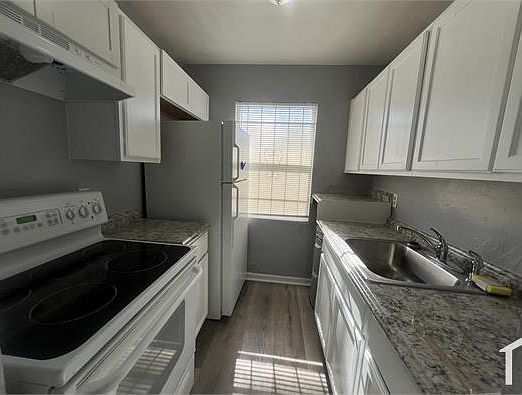 3rd image of 2220 W 2nd St