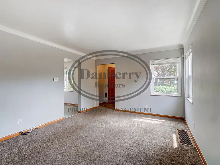 347 Darrow Ave — Photo 5
