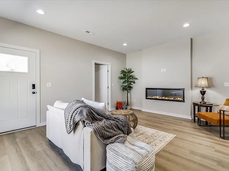 2315 W Macarthur Rd — Photo 5