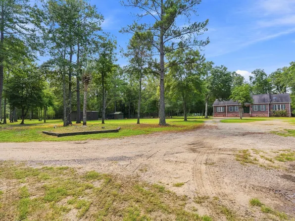 725 Yellow Brick Rd, Bonneau, SC 29431
