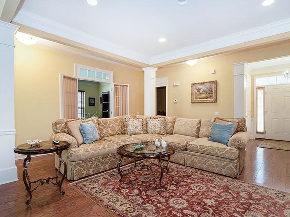 3rd image of 88 Samantha Cir