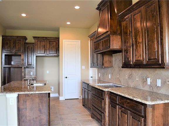4th image of 1730 Billingsley Dr