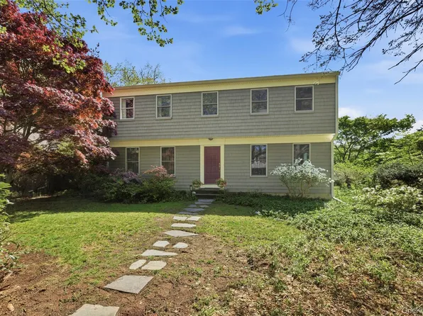 7 Gun Path, Setauket, NY 11733
