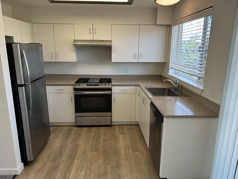 445 Southwest Blvd #11 — Photo 1