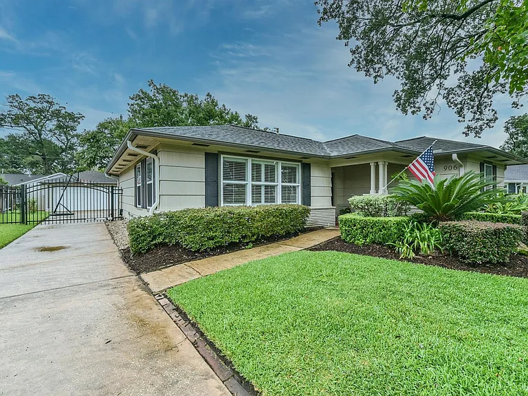 906 Bay Oaks Rd — Photo 3