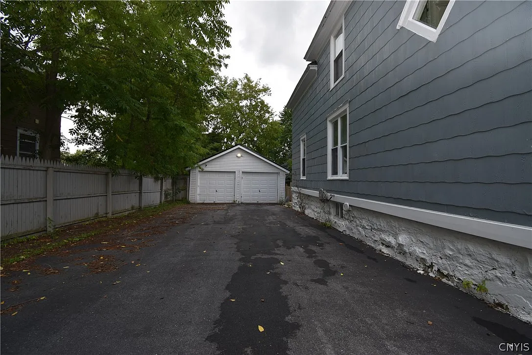 4 bed, 2.0 bath, 1601 sqft, $1,900 — Photo 3