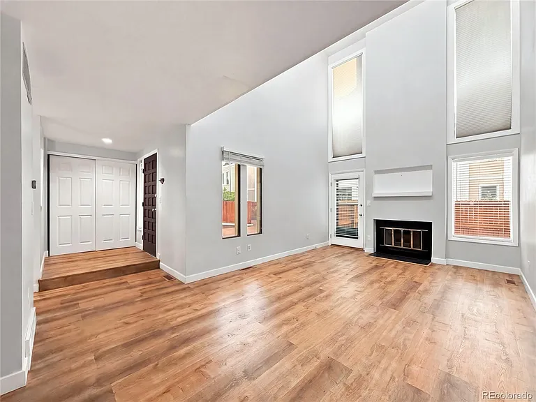 1050 S Monaco Street Pkwy — Photo 1