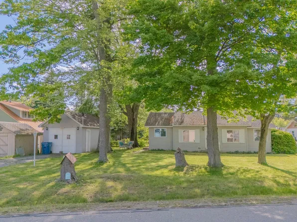 203 Shoreline Dr, Houghton Lake, MI 48629