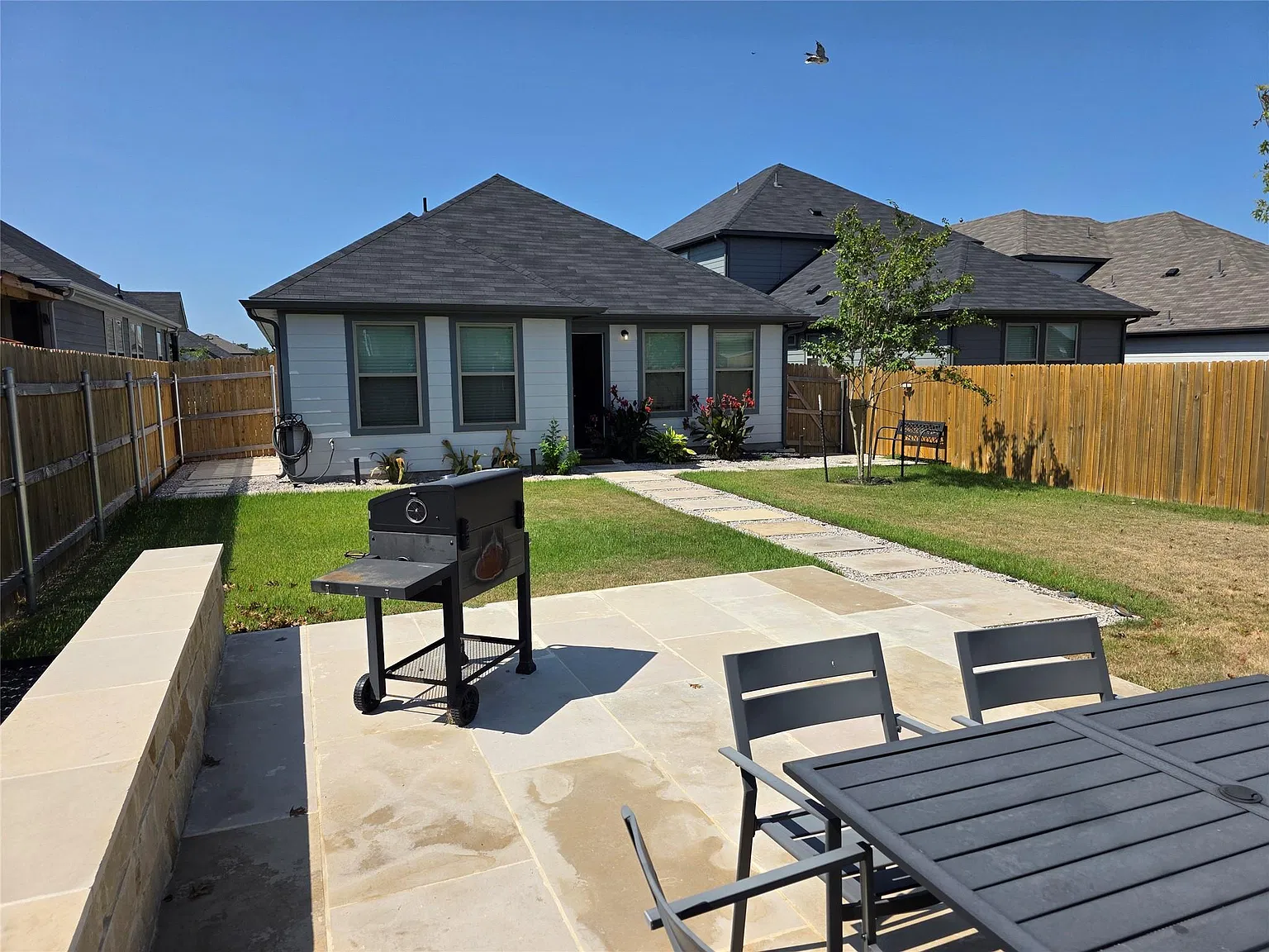 4 bed, 3.0 bath, 1639 sqft, $2,400 — Photo 2