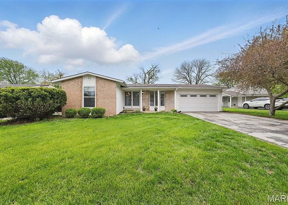 11940 Kentwood Dr, Maryland Heights, MO 63043 | Zillow