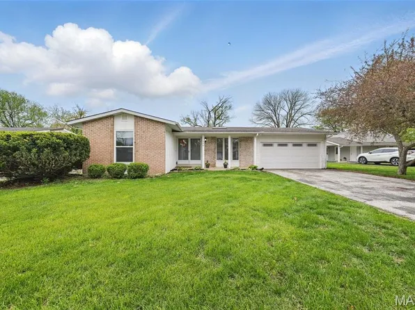 11940 Kentwood Dr, Maryland Heights, MO 63043