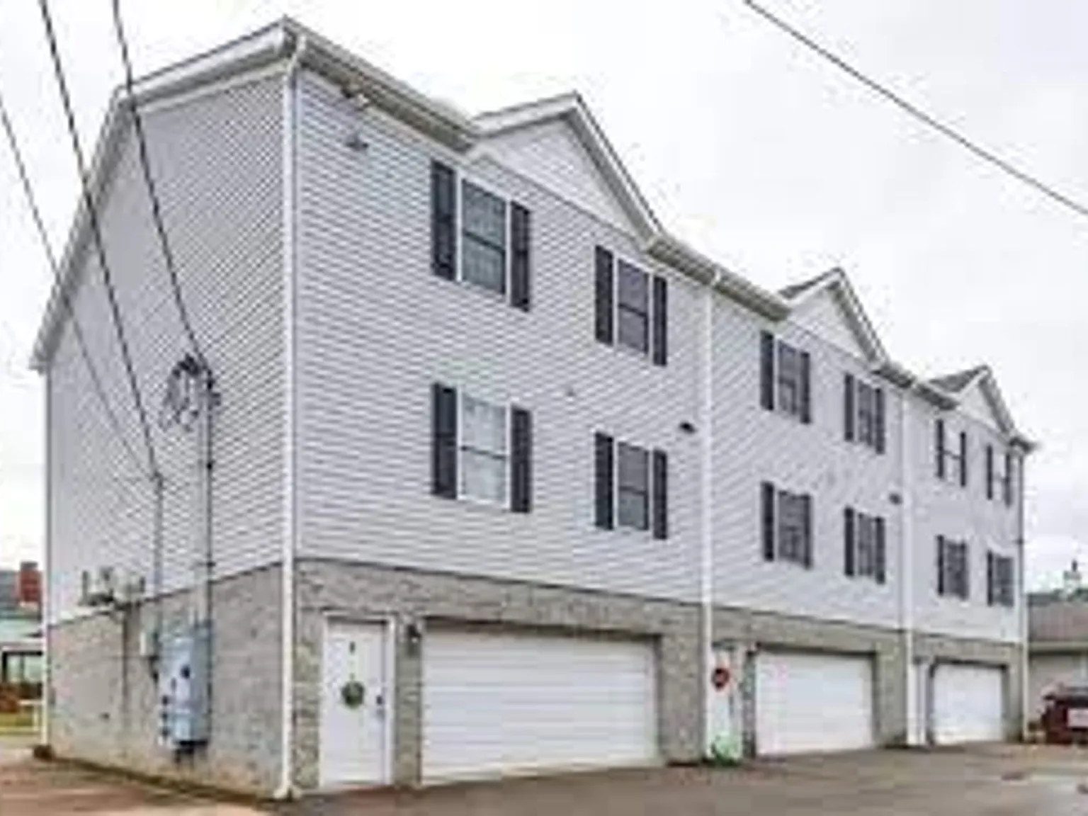 3 Bedroom 2 Bathroom Townhome with 2 Car Garage — Photo 1