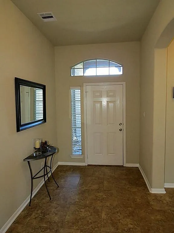 3 bed, 1844 sqft, $2,200 — Photo 2