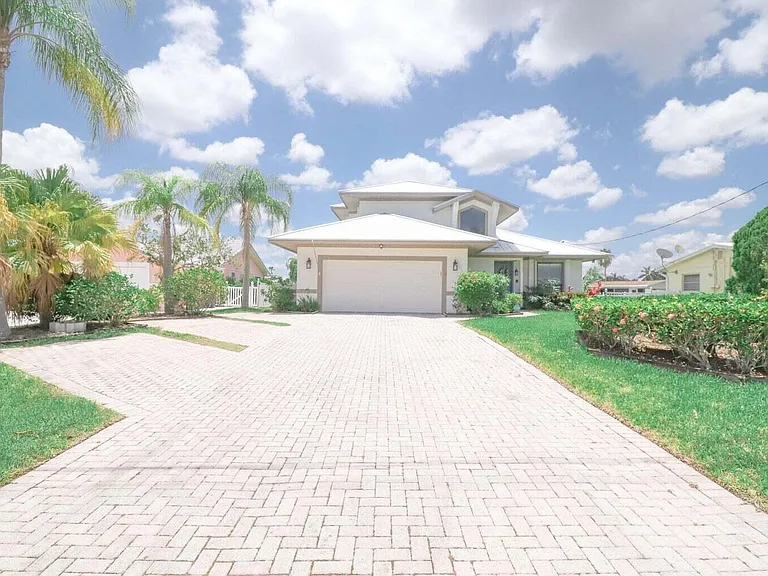 1694 SW Boatswain Pl — Photo 3