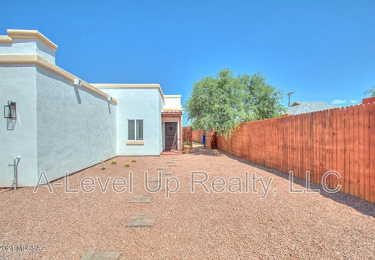310 W 27th St — Photo 15