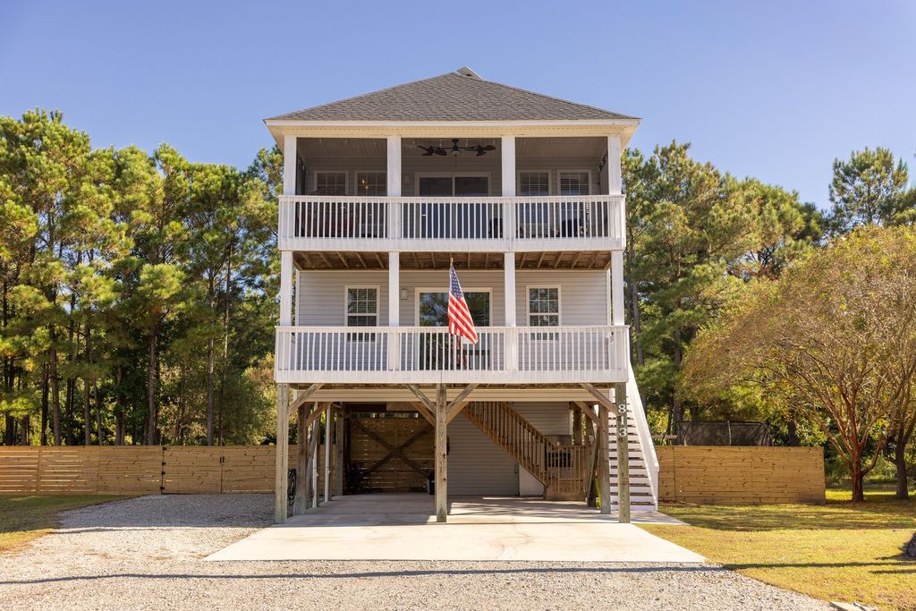 813 Driftwood Dr - Property Image