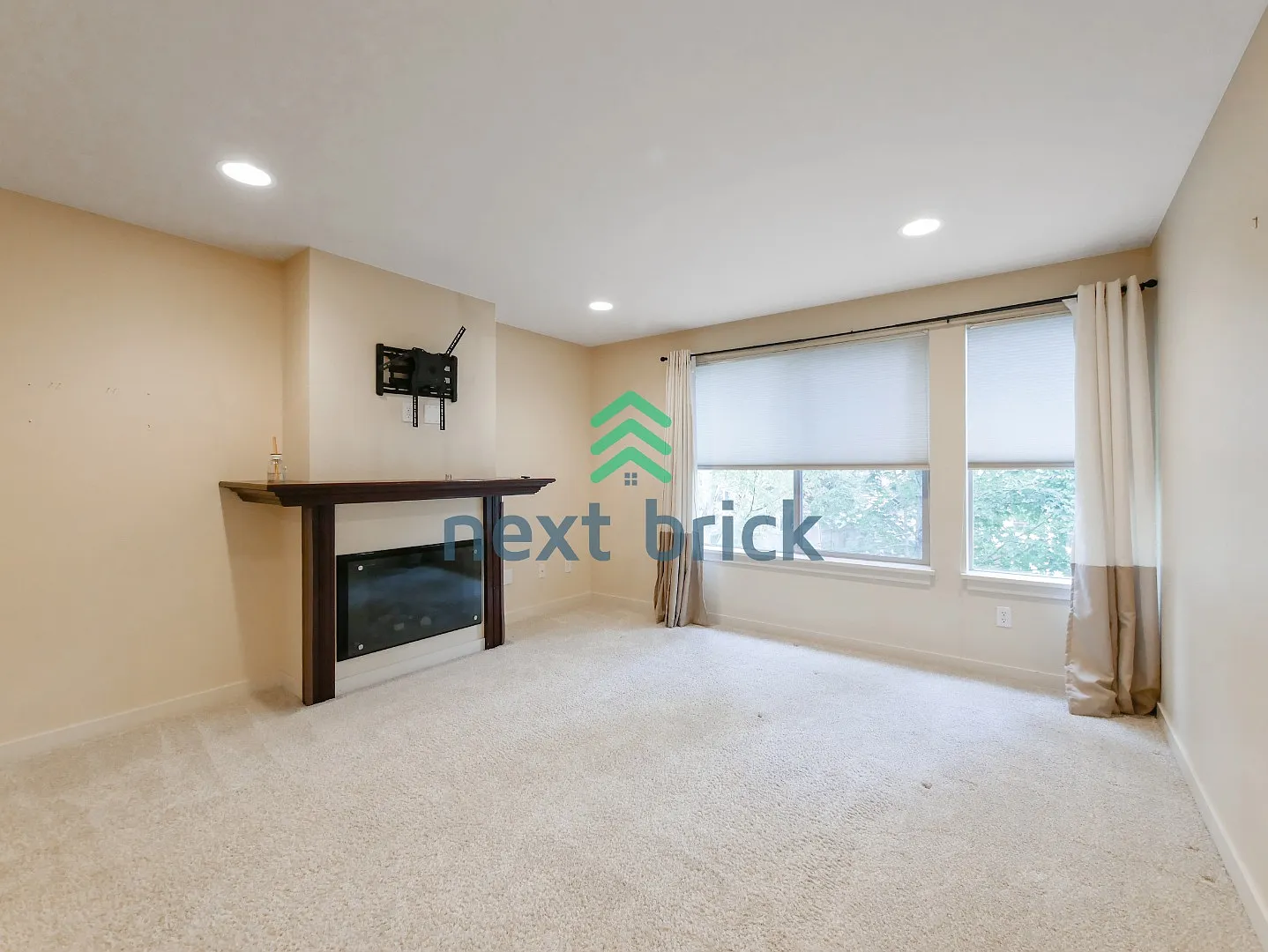 3 Beds 1.5 Bath Beautiful Townhome Available for Rent! — Photo 2