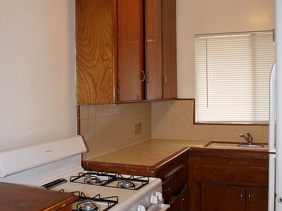 5th image of 543 N Ardmore Ave APT 10