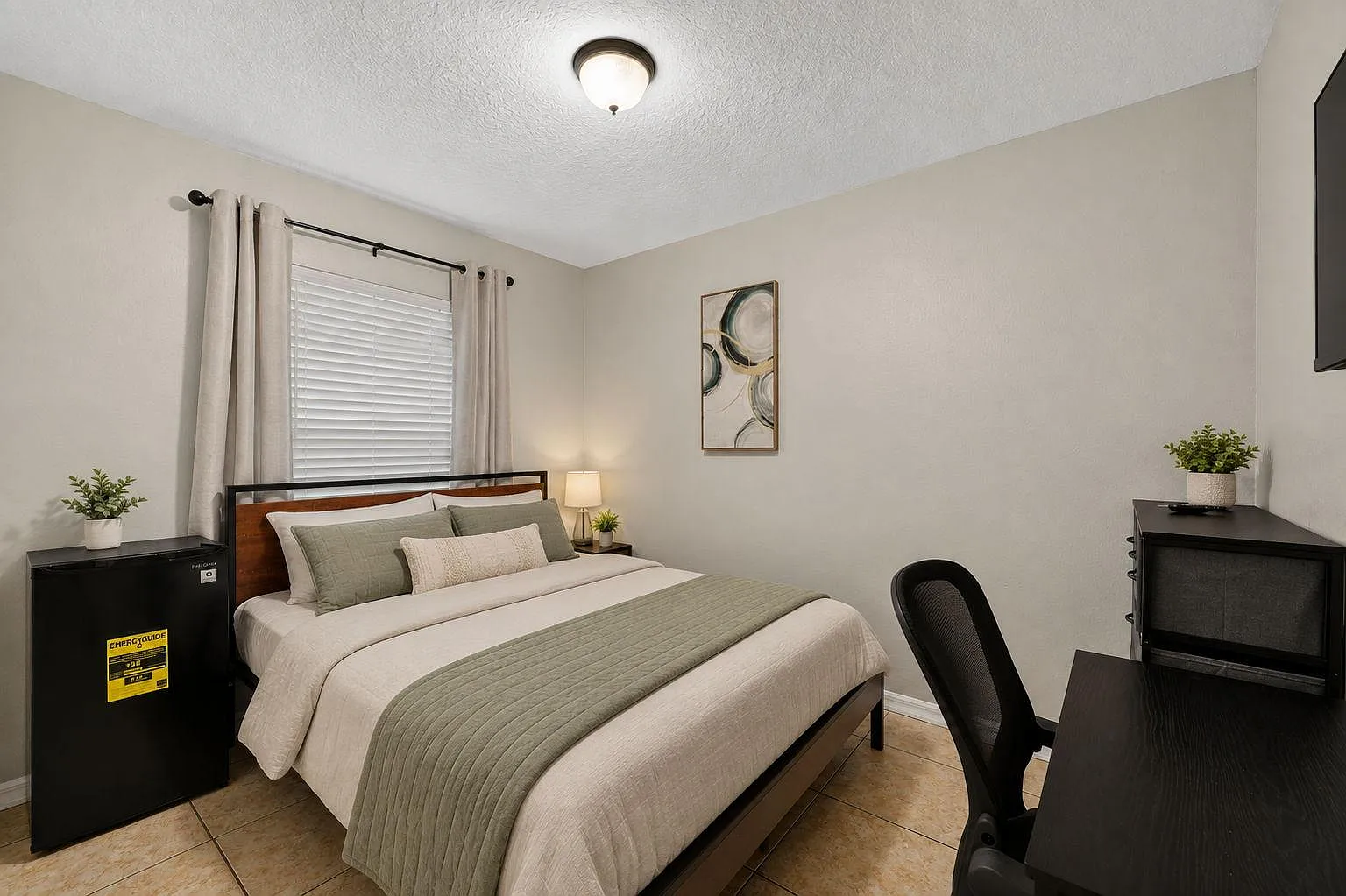 4 bed, 4.0 bath, 100 sqft, $862 — Photo 1