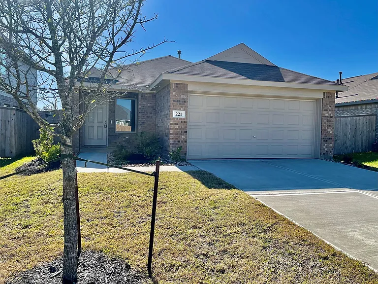 221 Crystal Bay Ln — Photo 1