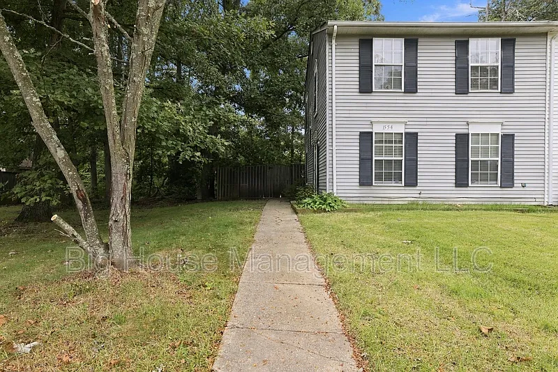 3 bed, 1.5 bath, 1120 sqft, $2,300 — Photo 2