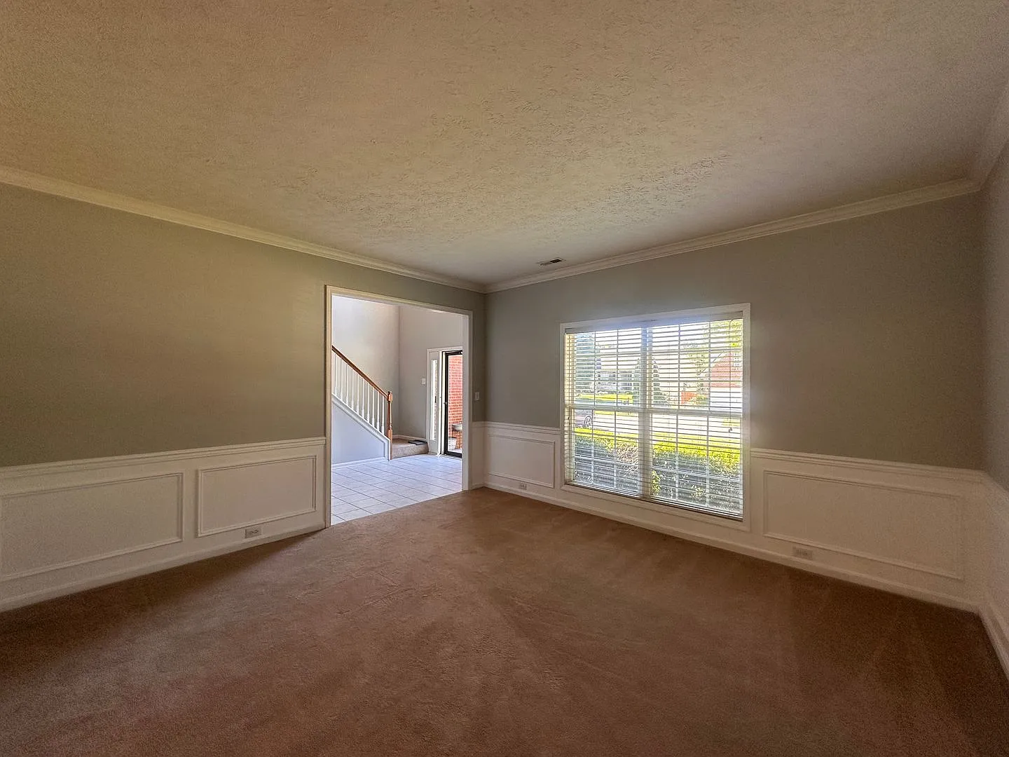 Spacious 4-Bedroom Home in Prospect Lawn Care Included! — Photo 3