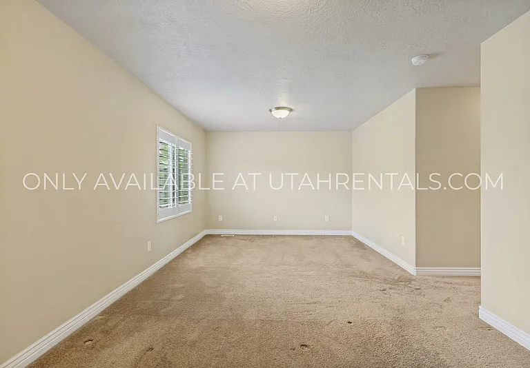 136 W 3360 N — Photo 12