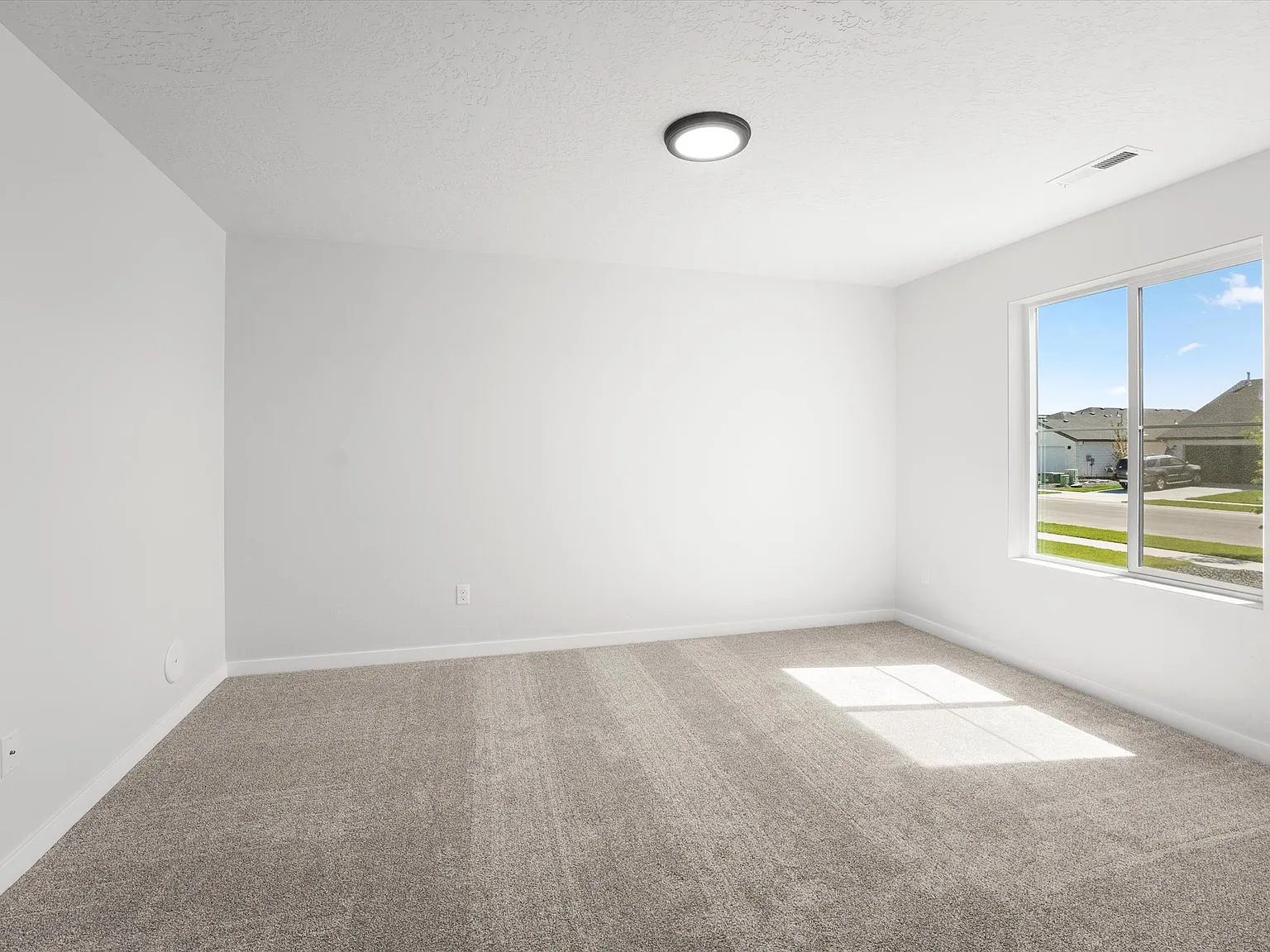4 bed, 2.5 bath, 2332 sqft, $3,000 — Photo 2