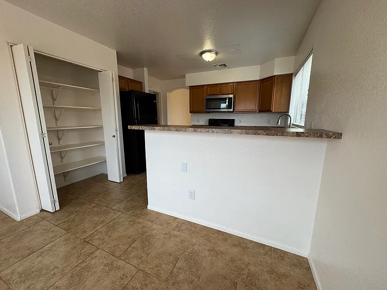7815 S Wild Primrose Ave — Photo 4