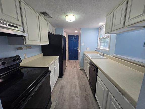 5th image of 305 E Club Dr