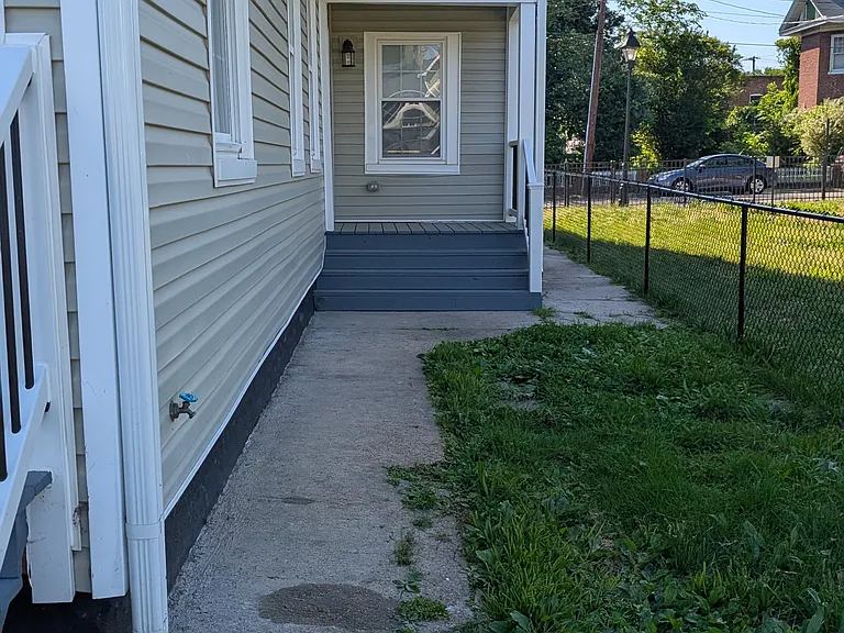 1613 Monteiro Ave — Photo 28