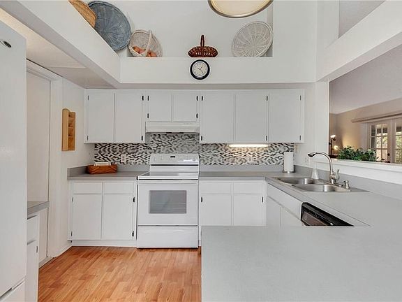 5th image of 153 Red Rose Cir
