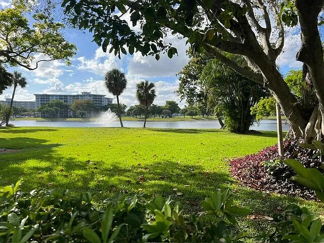 2751 N Palm Aire Dr #402 — Photo 45