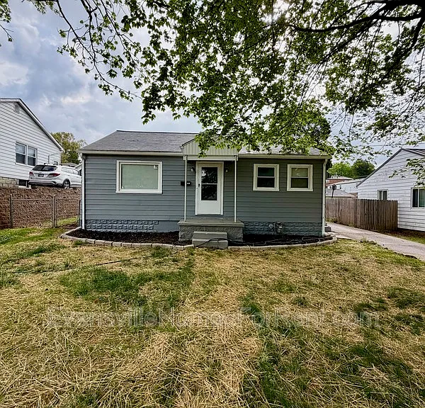 120 Leslie Ave — Photo 1