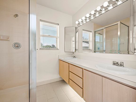 3rd image of 2927 SW Lakemont Place