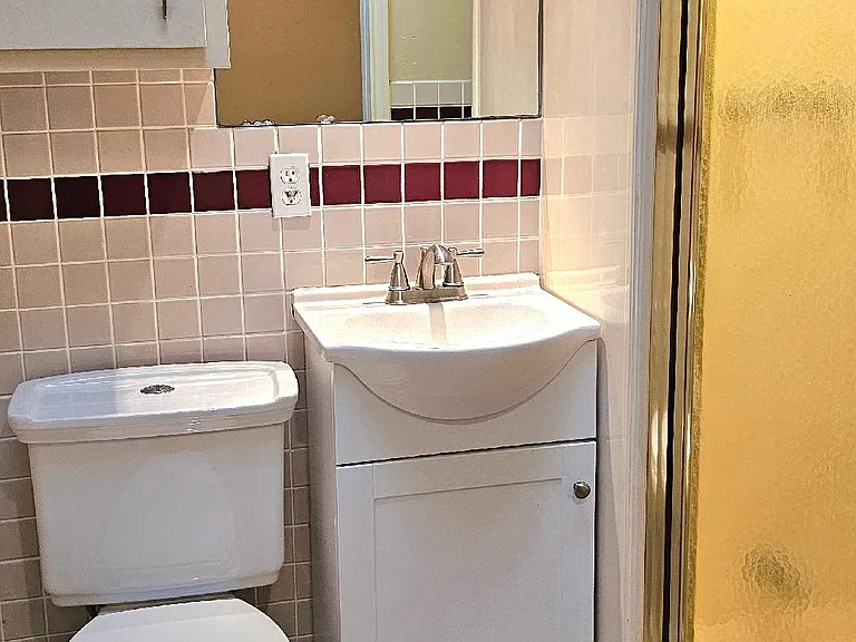 406 Canterbury Dr — Photo 9