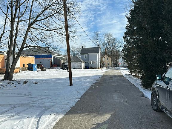 4th image of 816 W Maple Ln