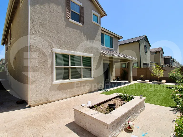 1045 E Thompson Way — Photo 24