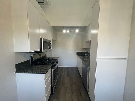 5th image of 147 S Oak Knoll Ave APT 305