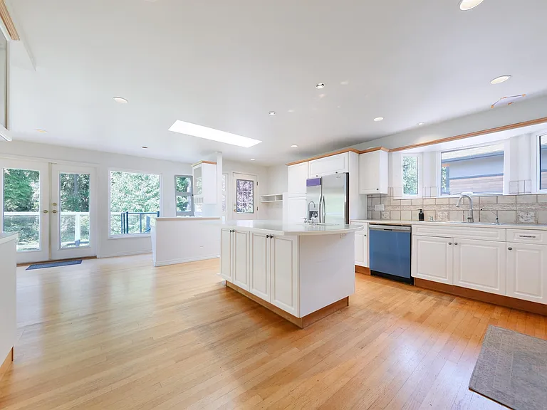 3775 Emerald Dr — Photo 16