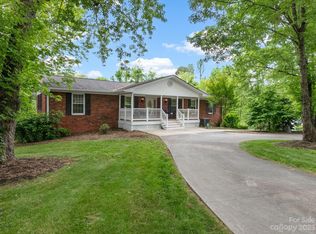 89 Twin Lakes Dr, Candler, NC 28715