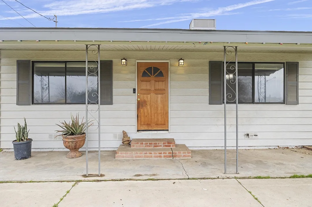 4 bed, $2,500 — Photo 1
