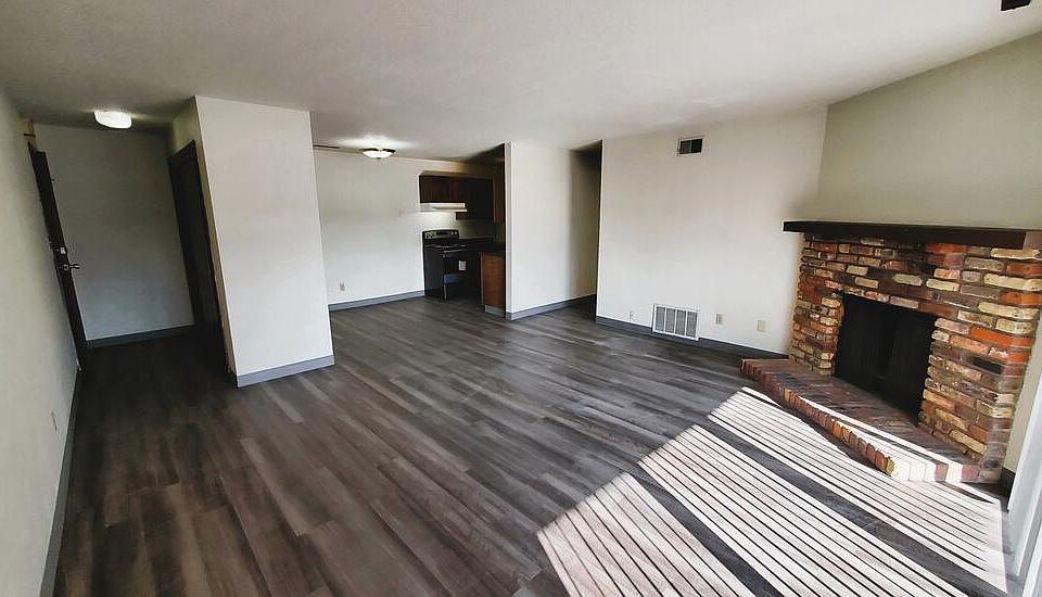 2nd image of 1510 Spyglass Hl NE #14