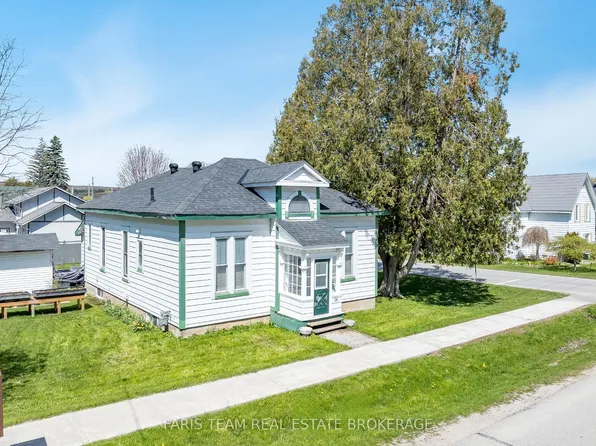 16 Peel St, Penetanguishene, ON L9M 1A6