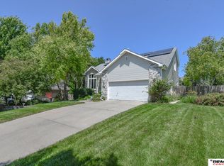 7432 Grand Oaks Dr, Lincoln, NE 68516