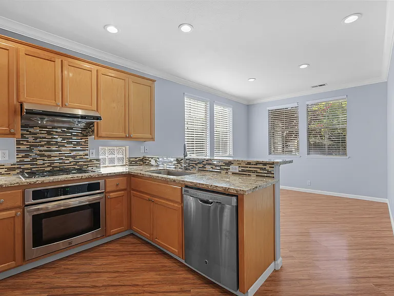 1067 McKay Dr — Photo 9