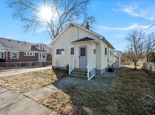 611 Pierce St, Aurora, IL 60505