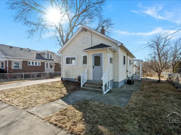 611 Pierce St, Aurora, IL 60505